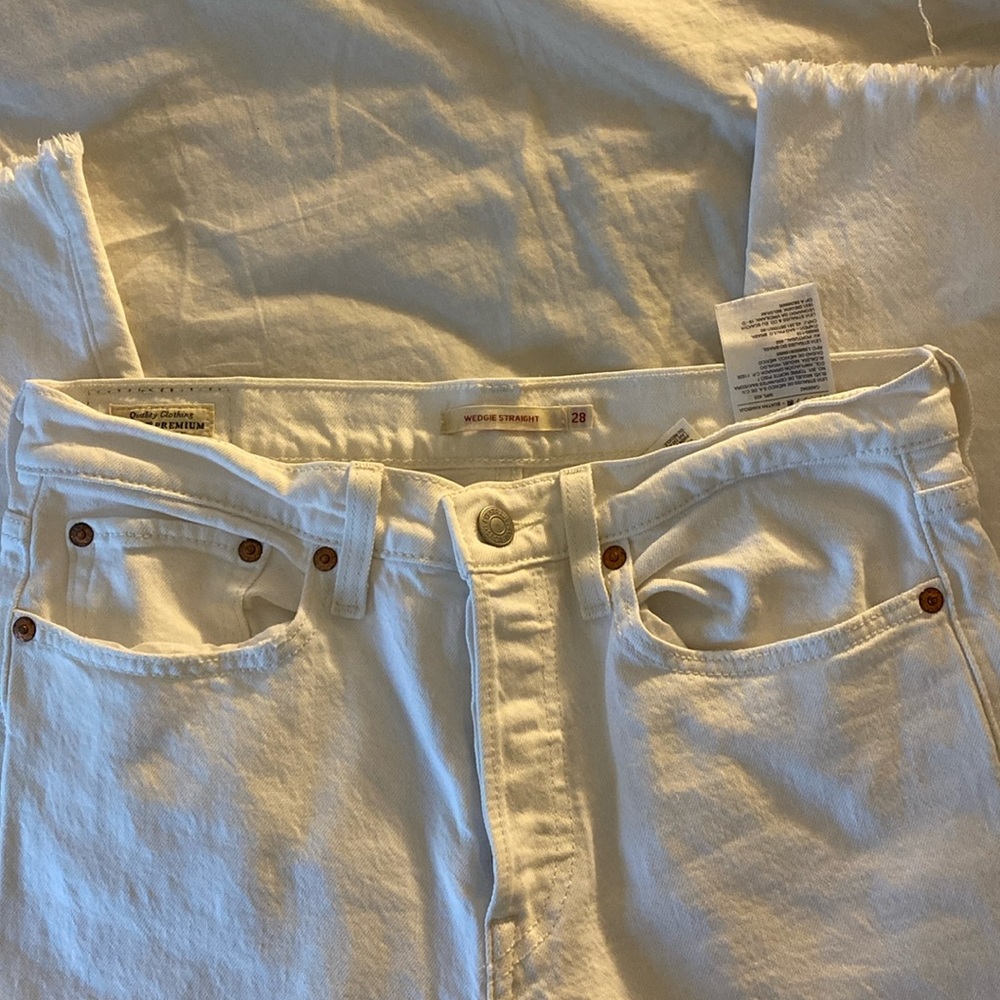 White Levi’s jeans